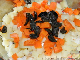 Салат из кальмаров и рыбы "Гавань": Маслины разрезать на 4 части.