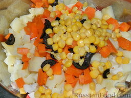Салат из кальмаров и рыбы "Гавань": Добавить в салат кукурузу.