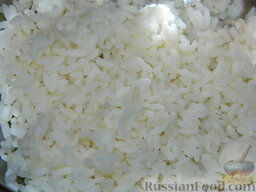 Салат с рисом "Петровский": Как приготовить салат с рисом:    Рис промыть, залить водой, посолить по вкусу, добавить растительное масло, довести до кипения, накрыть крышкой, уменьшить огонь и варить 15 минут. Остудить.