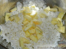Салат с рисом "Петровский": Яблоко очистить от кожицы и нарезать кубиками.