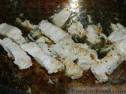 Салат с рисом "Петровский": Куриное филе нарезать полосками и обжарить на растительном масле до готовности минут 10. Посолить, добавить специи, остудить.
