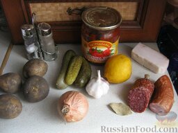 Солянка с колбасой: Подготовить продукты для солянки с колбасой.