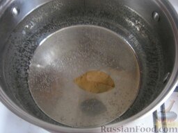 Солянка с колбасой: Как приготовить солянку с колбасой:    Вскипятить с лавровым листом 2,5 л воды.