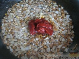 Солянка с колбасой: Добавить томатную пасту.