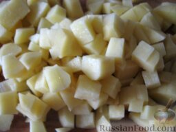 Солянка с колбасой: Картофель очистить, помыть и нарезать маленькими кубиками.