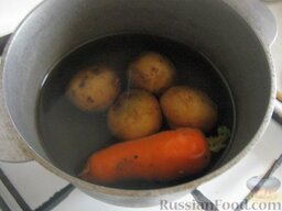 Салат с говяжьим языком и яблоками: Помыть картофель и морковь, отварить до готовности 