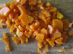 Салат с говяжьим языком и яблоками: Морковь нарезать кубиками.