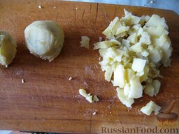 Салат с говяжьим языком и яблоками: Картофель нарезать кубиками.