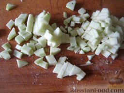 Салат с говяжьим языком и яблоками: Яблоки помыть, очистить и нарезать кубиками.