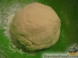 Тарталетки с грибной начинкой: Сформировать тесто в шар, завернуть в пищевую пленку и отправить в холодильник на 30 минут.
