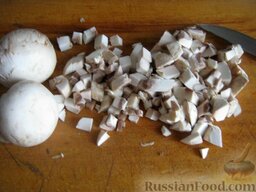 Тарталетки с грибной начинкой: Грибы помыть, обсушить и нарезать кубиками.