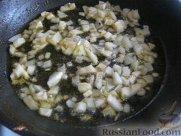 Тарталетки с грибной начинкой: Разогреть сковороду, налить растительное масло. Выложить лук, обжарить, помешивая, на среднем огне 2-3 минуты.