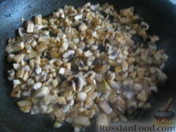 Тарталетки с грибной начинкой: Выложить в сковороду грибы. Жарить грибы с луком на маленьком огне, 12-15 минут, помешивая. Посолить и поперчить. Перемешать.