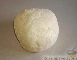 Слойки "Бантики": Скатать тесто в шар, завернуть в пищевую пленку и положить на 1 час в холодильник.