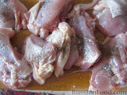 Шашлык из курицы в духовке: Мясо помыть и осушить. Разделать на кусочки. Посолить и поперчить. Оставить на 20-30 минут, при комнатной температуре.