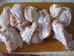 Шашлык из курицы в духовке: Смазать майонезом мясо. Дать постоять 10 минут.