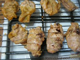 Шашлык из курицы в духовке: Жарить шашлык из курицы в духовке при 200 градусах 25 минут с одной стороны, а затем перевернуть и жарить с другой стороны до готовности.