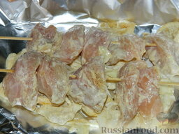 Шашлык из курицы: Мясо нанизать на деревянные шампура и положить сверху.