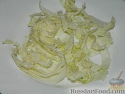 Салат к шашлыку "3 правила": Пекинскую капусту вымыть, обсушить бумажной салфеткой и нашинковать. Выложить на блюдо, чуть присолить.