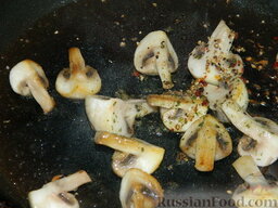 Салат к шашлыку "3 правила": Посыпать грибы травами, перцем, добавить уксус, щепотку соли, чеснок. Перемешать.