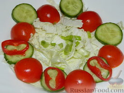 Салат к шашлыку "3 правила": Кружочками нарезать огурцы, помидорки черри разрезать пополам. Можно порезать зеленый лук или зелень. Выложить все поверх капусты.
