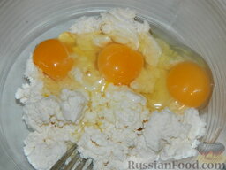 Сырники в духовке: Добавить яйца. Перемешать.