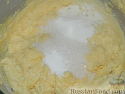 Сырники в духовке: Всыпать соль, сахар, ваниль, разрыхлитель и все хорошо перемешать.