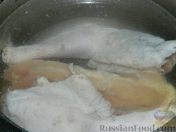 Зимний суп-солянка из капусты: Курицу промыть, если у вас целая кура, порубить ее на куски, чтобы быстрее сварилась, залить водой, поставить на огонь, довести до кипения.