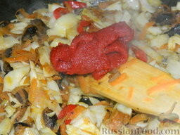 Зимний суп-солянка из капусты: Добавить томат-пасу, перемешать, протушить минутку и снять с огня.