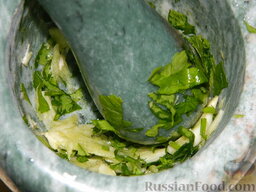 Зимний суп-солянка из капусты: В конце варки добавить в солянку толченый чеснок и зелень. Снять солянку из капусты с огня. В тарелку с супом добавить маслины.
