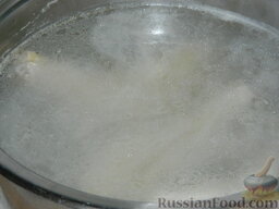 Зимний суп-солянка из капусты: Когда вода закипит, снять шум и уменьшить огонь. Варить минут 40-50 до мягкости мяса.