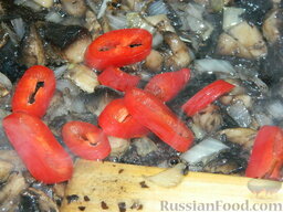 Зимний суп-солянка из капусты: Добавить перец к грибам и тушить 1-2 минуты.