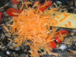 Зимний суп-солянка из капусты: Натереть на крупной терке морковь и добавить в сковороду с овощами. Тушить 3-5 минут.