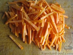 Рагу с куриным филе и горошком: Морковь очистить, помыть и нарезать соломкой.
