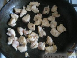 Рагу с куриным филе и горошком: Разогреть сковороду, налить  растительное масло. Выложить куриное филе. Обжарить на среднем огне, помешивая, до готовности (15-20 минут).