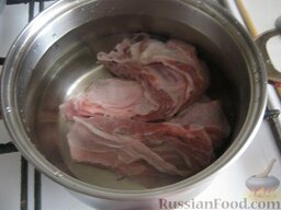 Суп из говядины с клецками: Мясо помыть, залить холодной водой. Снять шум, посолить и варить до готовности под крышкой на самом маленьком огне (60-90 минут).