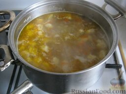 Суп из говядины с клецками: Отрывая кусочки теста, бросать клецки в кипящий суп. Досолить и поперчить. Хорошо перемешать. Варить еще около 10 минут, до готовности клецек.