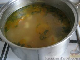 Суп из говядины с клецками: Добавить зелень в суп. Суп из говядины  с клецками готов.