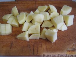 Суп из говядины с клецками: Почистить и помыть картофель. Нарезать кубиками.