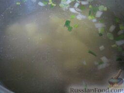 Суп из говядины с клецками: Когда мясо будет почти готово, опустить в кастрюлю половину лука и картофель. Картофель варить 15 минут.