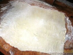 Пирог рулетный: Тесто раскатаем как можно тоньше. Если тесто одним куском (1 кг), то отрежем от него 1/5 часть. А если пластинами – то раскатываем две пластины, и будем печь два пирога. Смажем тесто растопленным маслом или маргарином.
