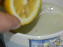 Маринад для шашлыка "Ароматный": В посуду влить масло, выдавить лимонный сок.