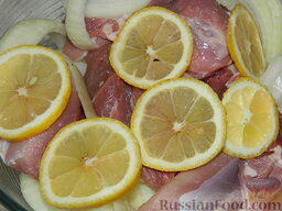 Шашлык на сковороде: Лимон нарезать кружочками.