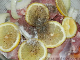 Шашлык на сковороде: Добавить соль по вкусу, влить коньяк.