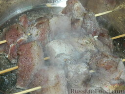 Шашлык на сковороде: Мясо нанизать на промоченные водой палочки из дерева и разместить на сковороде.