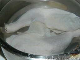 Салат с курицей и фасолью «Каприз»: Курицу залейте кипятком и варите до готовности, посолив воду, минут 20-30.