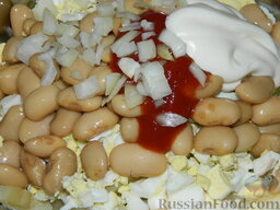Салат с курицей и фасолью «Каприз»: Добавьте мелко нарезанный лук, майонез, кетчуп.