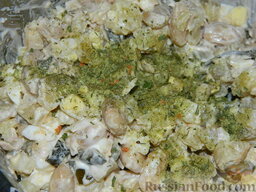 Салат с курицей и фасолью «Каприз»: Посолите и добавьте зелень по вкусу.