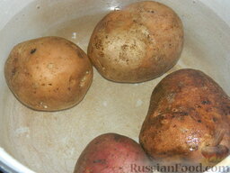Салат с курицей и фасолью «Каприз»: Картофель помыть, залить кипятком, посолить, добавить щепотку сахара и отварить в мундире до готовности (25-30 минут).