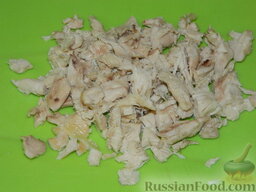 Салат с курицей и фасолью «Каприз»: Снимите с кости остывшее мясо курицы и нарежьте.